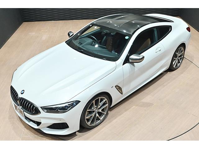 ８シリーズ Ｍ８５０ｉ　ｘＤｒｉｖｅクーペ　ミネラルホワイト／カーボンルーフ／タルトゥーフォ・ブラックレザー／ドライビングアシストＰ／Ｈ＆Ｋサウンドシステム／パーキングアシスト／ＡＣＣ／ＢＳＭ／ＨＵＤ／シートヒーター＆クーラー／レーザーライト（8枚目）