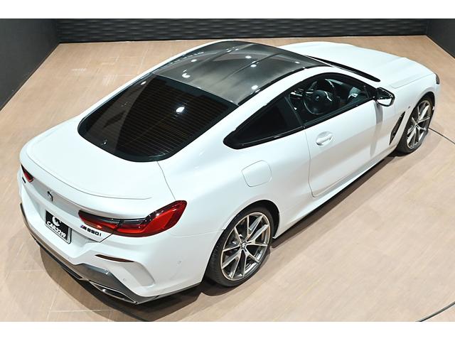 ８シリーズ Ｍ８５０ｉ　ｘＤｒｉｖｅクーペ　ミネラルホワイト／カーボンルーフ／タルトゥーフォ・ブラックレザー／ドライビングアシストＰ／Ｈ＆Ｋサウンドシステム／パーキングアシスト／ＡＣＣ／ＢＳＭ／ＨＵＤ／シートヒーター＆クーラー／レーザーライト（9枚目）