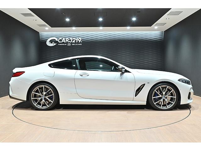８シリーズ Ｍ８５０ｉ　ｘＤｒｉｖｅクーペ　ミネラルホワイト／カーボンルーフ／タルトゥーフォ・ブラックレザー／ドライビングアシストＰ／Ｈ＆Ｋサウンドシステム／パーキングアシスト／ＡＣＣ／ＢＳＭ／ＨＵＤ／シートヒーター＆クーラー／レーザーライト（10枚目）
