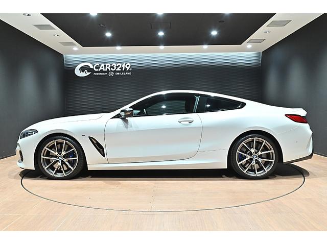 ８シリーズ Ｍ８５０ｉ　ｘＤｒｉｖｅクーペ　ミネラルホワイト／カーボンルーフ／タルトゥーフォ・ブラックレザー／ドライビングアシストＰ／Ｈ＆Ｋサウンドシステム／パーキングアシスト／ＡＣＣ／ＢＳＭ／ＨＵＤ／シートヒーター＆クーラー／レーザーライト（11枚目）