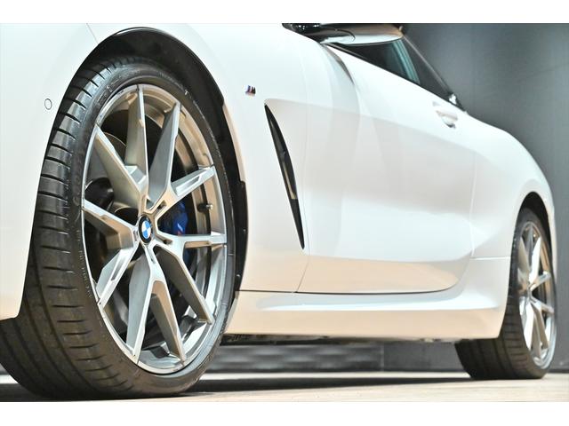８シリーズ Ｍ８５０ｉ　ｘＤｒｉｖｅクーペ　ミネラルホワイト／カーボンルーフ／タルトゥーフォ・ブラックレザー／ドライビングアシストＰ／Ｈ＆Ｋサウンドシステム／パーキングアシスト／ＡＣＣ／ＢＳＭ／ＨＵＤ／シートヒーター＆クーラー／レーザーライト（16枚目）
