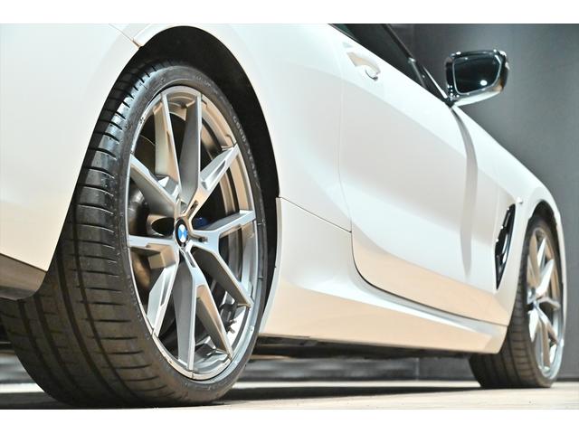 ８シリーズ Ｍ８５０ｉ　ｘＤｒｉｖｅクーペ　ミネラルホワイト／カーボンルーフ／タルトゥーフォ・ブラックレザー／ドライビングアシストＰ／Ｈ＆Ｋサウンドシステム／パーキングアシスト／ＡＣＣ／ＢＳＭ／ＨＵＤ／シートヒーター＆クーラー／レーザーライト（17枚目）