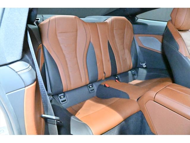 ８シリーズ Ｍ８５０ｉ　ｘＤｒｉｖｅクーペ　ミネラルホワイト／カーボンルーフ／タルトゥーフォ・ブラックレザー／ドライビングアシストＰ／Ｈ＆Ｋサウンドシステム／パーキングアシスト／ＡＣＣ／ＢＳＭ／ＨＵＤ／シートヒーター＆クーラー／レーザーライト（19枚目）