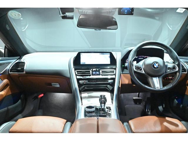 ８シリーズ Ｍ８５０ｉ　ｘＤｒｉｖｅクーペ　ミネラルホワイト／カーボンルーフ／タルトゥーフォ・ブラックレザー／ドライビングアシストＰ／Ｈ＆Ｋサウンドシステム／パーキングアシスト／ＡＣＣ／ＢＳＭ／ＨＵＤ／シートヒーター＆クーラー／レーザーライト（20枚目）
