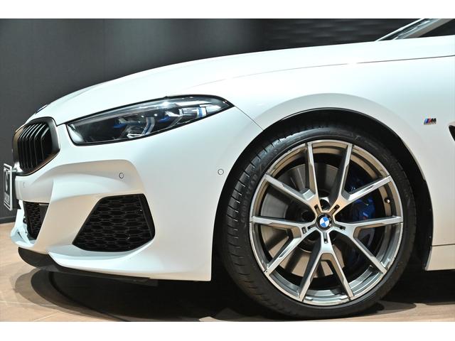８シリーズ Ｍ８５０ｉ　ｘＤｒｉｖｅクーペ　ミネラルホワイト／カーボンルーフ／タルトゥーフォ・ブラックレザー／ドライビングアシストＰ／Ｈ＆Ｋサウンドシステム／パーキングアシスト／ＡＣＣ／ＢＳＭ／ＨＵＤ／シートヒーター＆クーラー／レーザーライト（25枚目）