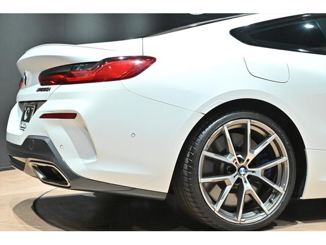 ８シリーズ Ｍ８５０ｉ　ｘＤｒｉｖｅクーペ　ミネラルホワイト／カーボンルーフ／タルトゥーフォ・ブラックレザー／ドライビングアシストＰ／Ｈ＆Ｋサウンドシステム／パーキングアシスト／ＡＣＣ／ＢＳＭ／ＨＵＤ／シートヒーター＆クーラー／レーザーライト（26枚目）