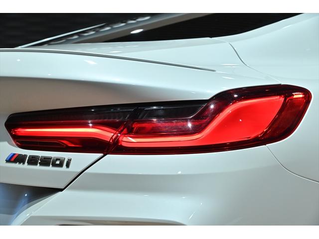 ８シリーズ Ｍ８５０ｉ　ｘＤｒｉｖｅクーペ　ミネラルホワイト／カーボンルーフ／タルトゥーフォ・ブラックレザー／ドライビングアシストＰ／Ｈ＆Ｋサウンドシステム／パーキングアシスト／ＡＣＣ／ＢＳＭ／ＨＵＤ／シートヒーター＆クーラー／レーザーライト（28枚目）