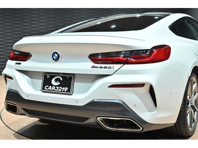 ８シリーズ Ｍ８５０ｉ　ｘＤｒｉｖｅクーペ　ミネラルホワイト／カーボンルーフ／タルトゥーフォ・ブラックレザー／ドライビングアシストＰ／Ｈ＆Ｋサウンドシステム／パーキングアシスト／ＡＣＣ／ＢＳＭ／ＨＵＤ／シートヒーター＆クーラー／レーザーライト（31枚目）