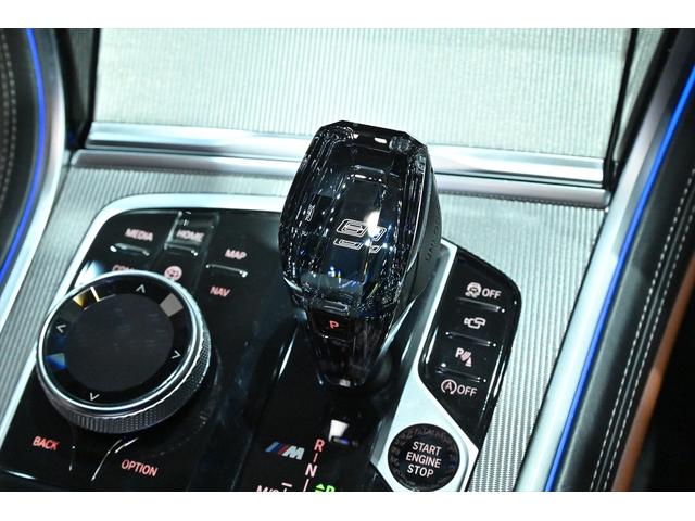 ８シリーズ Ｍ８５０ｉ　ｘＤｒｉｖｅクーペ　ミネラルホワイト／カーボンルーフ／タルトゥーフォ・ブラックレザー／ドライビングアシストＰ／Ｈ＆Ｋサウンドシステム／パーキングアシスト／ＡＣＣ／ＢＳＭ／ＨＵＤ／シートヒーター＆クーラー／レーザーライト（43枚目）