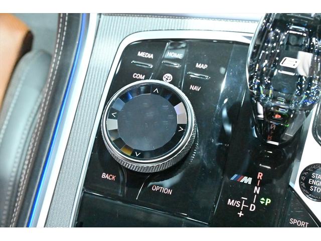 ８シリーズ Ｍ８５０ｉ　ｘＤｒｉｖｅクーペ　ミネラルホワイト／カーボンルーフ／タルトゥーフォ・ブラックレザー／ドライビングアシストＰ／Ｈ＆Ｋサウンドシステム／パーキングアシスト／ＡＣＣ／ＢＳＭ／ＨＵＤ／シートヒーター＆クーラー／レーザーライト（44枚目）