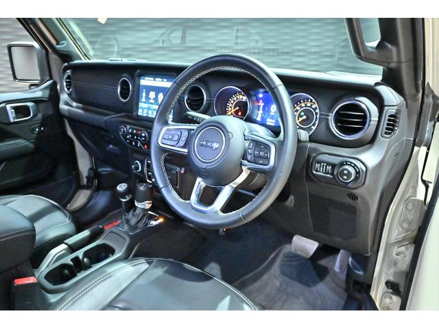 ジープ・ラングラーアンリミテッド リミテッドＥＤウィズサンライダフリップＴフォーハドＴ　ゴビカラー／テールゲートテーブル／ＴＥＱＵＩＳＯＮスペアタンク／カリフォルニアマッドスタージュリカン／ラフカントリーステアリングダンパー／ＡＲＢサイドオーニング／アイキャンパ－ルーフテント（3枚目）