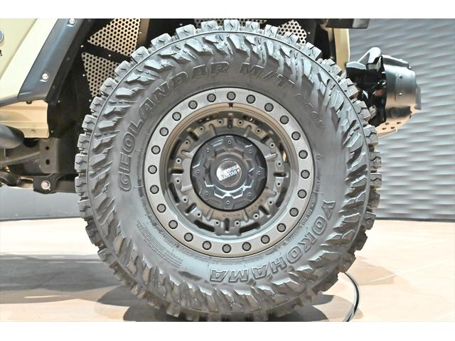 ジープ・ラングラーアンリミテッド リミテッドＥＤウィズサンライダフリップＴフォーハドＴ　ゴビカラー／テールゲートテーブル／ＴＥＱＵＩＳＯＮスペアタンク／カリフォルニアマッドスタージュリカン／ラフカントリーステアリングダンパー／ＡＲＢサイドオーニング／アイキャンパ－ルーフテント（4枚目）