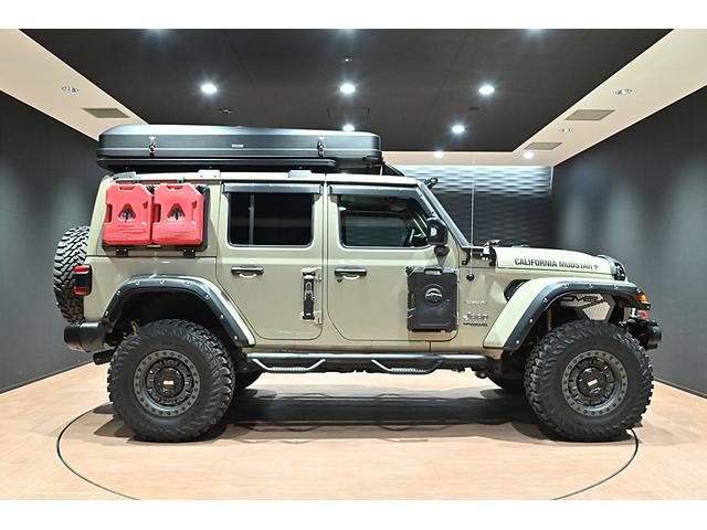 ジープ・ラングラーアンリミテッド リミテッドＥＤウィズサンライダフリップＴフォーハドＴ　ゴビカラー／テールゲートテーブル／ＴＥＱＵＩＳＯＮスペアタンク／カリフォルニアマッドスタージュリカン／ラフカントリーステアリングダンパー／ＡＲＢサイドオーニング／アイキャンパ－ルーフテント（10枚目）