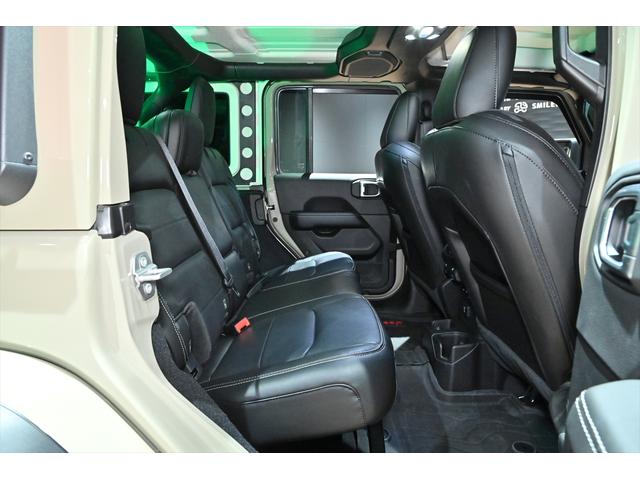 ジープ・ラングラーアンリミテッド リミテッドＥＤウィズサンライダフリップＴフォーハドＴ　ゴビカラー／テールゲートテーブル／ＴＥＱＵＩＳＯＮスペアタンク／カリフォルニアマッドスタージュリカン／ラフカントリーステアリングダンパー／ＡＲＢサイドオーニング／アイキャンパ－ルーフテント（18枚目）