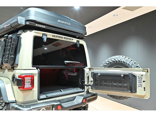 ジープ・ラングラーアンリミテッド リミテッドＥＤウィズサンライダフリップＴフォーハドＴ　ゴビカラー／テールゲートテーブル／ＴＥＱＵＩＳＯＮスペアタンク／カリフォルニアマッドスタージュリカン／ラフカントリーステアリングダンパー／ＡＲＢサイドオーニング／アイキャンパ－ルーフテント（19枚目）