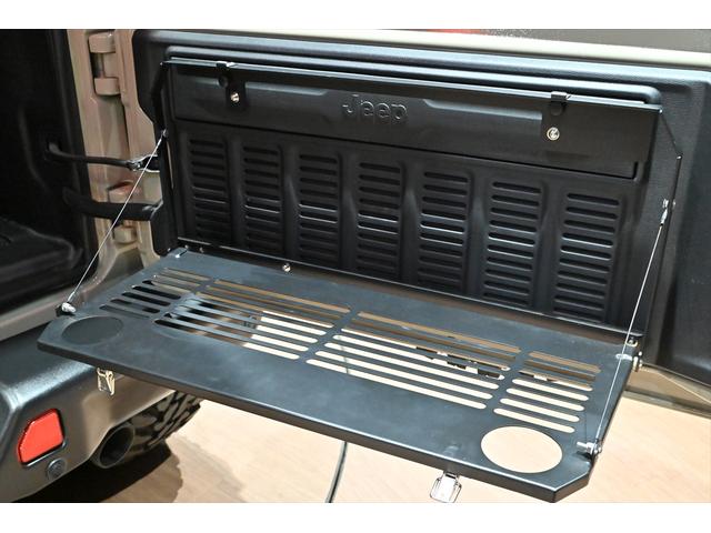 ジープ・ラングラーアンリミテッド リミテッドＥＤウィズサンライダフリップＴフォーハドＴ　ゴビカラー／テールゲートテーブル／ＴＥＱＵＩＳＯＮスペアタンク／カリフォルニアマッドスタージュリカン／ラフカントリーステアリングダンパー／ＡＲＢサイドオーニング／アイキャンパ－ルーフテント（20枚目）