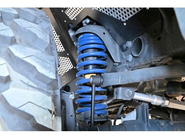 ジープ・ラングラーアンリミテッド リミテッドＥＤウィズサンライダフリップＴフォーハドＴ　ゴビカラー／テールゲートテーブル／ＴＥＱＵＩＳＯＮスペアタンク／カリフォルニアマッドスタージュリカン／ラフカントリーステアリングダンパー／ＡＲＢサイドオーニング／アイキャンパ－ルーフテント（34枚目）