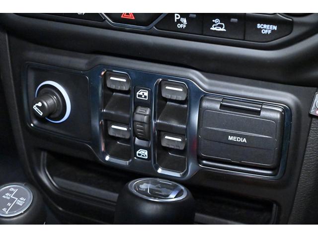 ジープ・ラングラーアンリミテッド リミテッドＥＤウィズサンライダフリップＴフォーハドＴ　ゴビカラー／テールゲートテーブル／ＴＥＱＵＩＳＯＮスペアタンク／カリフォルニアマッドスタージュリカン／ラフカントリーステアリングダンパー／ＡＲＢサイドオーニング／アイキャンパ－ルーフテント（47枚目）