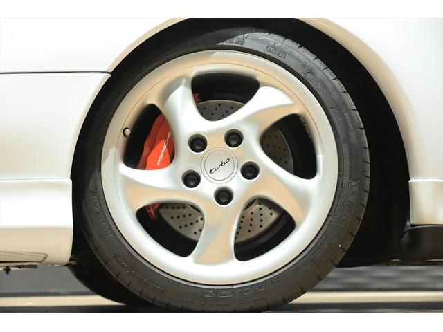 911 911ターボ 430馬力/SR/黒革/パワーシート/リアフェンダーダクト付き/大型ターボウイング/リアワイパー/レッドキャリパー/ハイパフォーマンスブレーキ/強化サスペンション/18インチ中空AW/純正マフラー(3枚目)