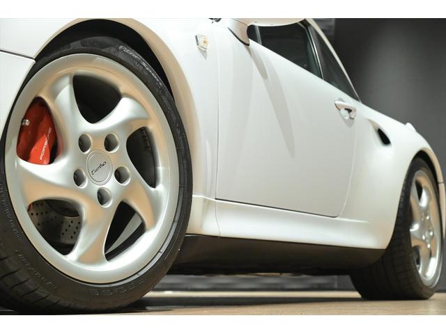 911 911ターボ 430馬力/SR/黒革/パワーシート/リアフェンダーダクト付き/大型ターボウイング/リアワイパー/レッドキャリパー/ハイパフォーマンスブレーキ/強化サスペンション/18インチ中空AW/純正マフラー(16枚目)