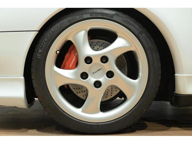 911 911ターボ 430馬力/SR/黒革/パワーシート/リアフェンダーダクト付き/大型ターボウイング/リアワイパー/レッドキャリパー/ハイパフォーマンスブレーキ/強化サスペンション/18インチ中空AW/純正マフラー(30枚目)