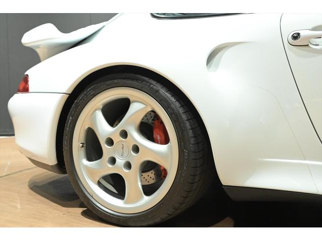 911 911ターボ 430馬力/SR/黒革/パワーシート/リアフェンダーダクト付き/大型ターボウイング/リアワイパー/レッドキャリパー/ハイパフォーマンスブレーキ/強化サスペンション/18インチ中空AW/純正マフラー(31枚目)