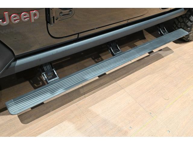 ジープ・ラングラーアンリミテッド ルビコン　黒革／シートヒーター／電動サイドステップ／アルパインスピーカー／ＢＳＭ／ＡＣＣ／フルセグ／バックカメラ／ステアリングヒーター／コーナーセンサー／ＦＳＲカメラ／純正１７ＡＷ／ＥＴＣ２．０／保証書／取説（3枚目）