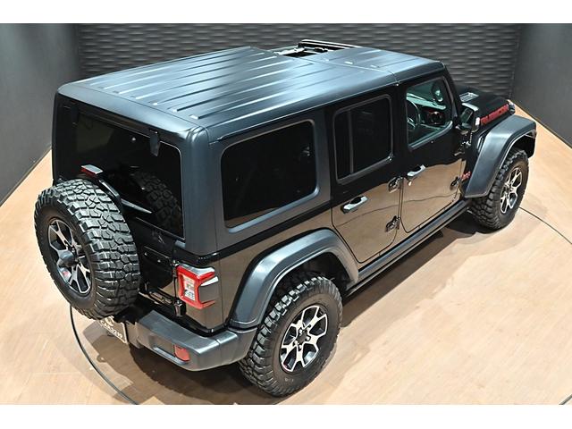 ジープ・ラングラーアンリミテッド ルビコン　黒革／シートヒーター／電動サイドステップ／アルパインスピーカー／ＢＳＭ／ＡＣＣ／フルセグ／バックカメラ／ステアリングヒーター／コーナーセンサー／ＦＳＲカメラ／純正１７ＡＷ／ＥＴＣ２．０／保証書／取説（9枚目）