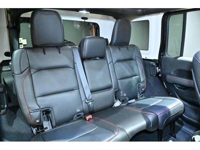 ジープ・ラングラーアンリミテッド ルビコン　黒革／シートヒーター／電動サイドステップ／アルパインスピーカー／ＢＳＭ／ＡＣＣ／フルセグ／バックカメラ／ステアリングヒーター／コーナーセンサー／ＦＳＲカメラ／純正１７ＡＷ／ＥＴＣ２．０／保証書／取説（19枚目）