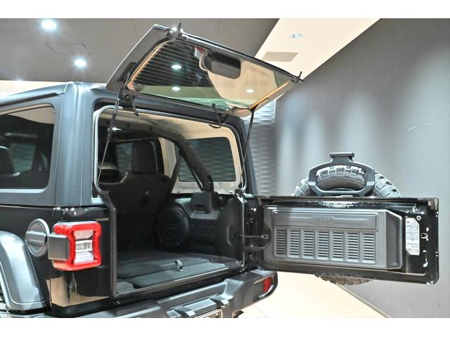 ジープ・ラングラーアンリミテッド ルビコン　黒革／シートヒーター／電動サイドステップ／アルパインスピーカー／ＢＳＭ／ＡＣＣ／フルセグ／バックカメラ／ステアリングヒーター／コーナーセンサー／ＦＳＲカメラ／純正１７ＡＷ／ＥＴＣ２．０／保証書／取説（34枚目）