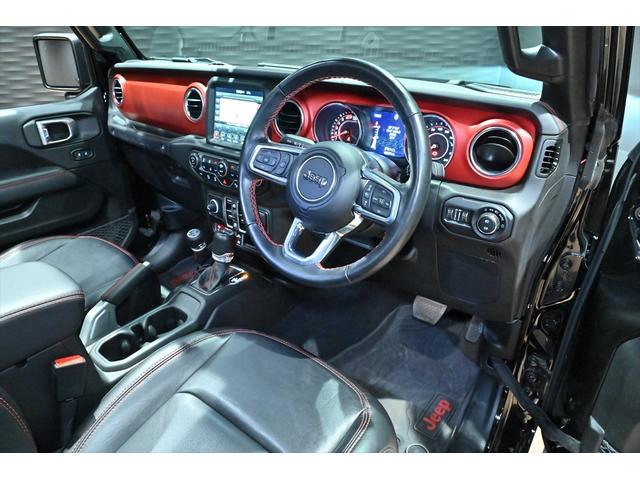 ジープ・ラングラーアンリミテッド ルビコン　黒革／シートヒーター／電動サイドステップ／アルパインスピーカー／ＢＳＭ／ＡＣＣ／フルセグ／バックカメラ／ステアリングヒーター／コーナーセンサー／ＦＳＲカメラ／純正１７ＡＷ／ＥＴＣ２．０／保証書／取説（40枚目）