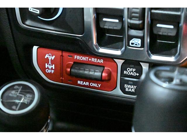 ジープ・ラングラーアンリミテッド ルビコン　黒革／シートヒーター／電動サイドステップ／アルパインスピーカー／ＢＳＭ／ＡＣＣ／フルセグ／バックカメラ／ステアリングヒーター／コーナーセンサー／ＦＳＲカメラ／純正１７ＡＷ／ＥＴＣ２．０／保証書／取説（47枚目）