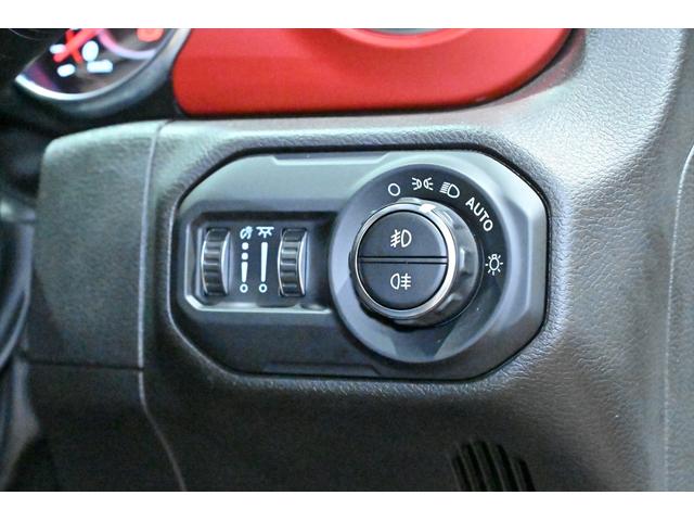 ジープ・ラングラーアンリミテッド ルビコン　黒革／シートヒーター／電動サイドステップ／アルパインスピーカー／ＢＳＭ／ＡＣＣ／フルセグ／バックカメラ／ステアリングヒーター／コーナーセンサー／ＦＳＲカメラ／純正１７ＡＷ／ＥＴＣ２．０／保証書／取説（49枚目）