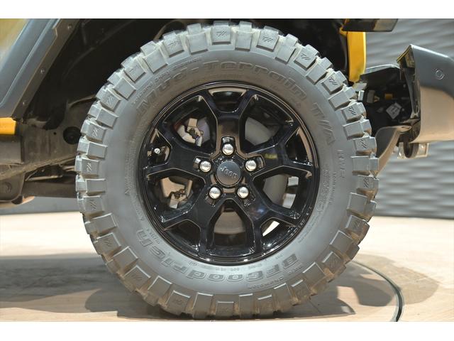 ジープ・ラングラーアンリミテッド ルビコン スカイワンタッチパワートップ 49台限定車/ヘラヤライエロー/純正電動ソフトトップ/ボンネットシールド/専用19インチAW/専用ロゴステッカー/専用デフロック機構/シートヒーター/ステアリングヒーター/BFグドリッヂMTタイヤ(3枚目)