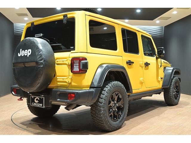 ジープ・ラングラーアンリミテッド ルビコン スカイワンタッチパワートップ 49台限定車/ヘラヤライエロー/純正電動ソフトトップ/ボンネットシールド/専用19インチAW/専用ロゴステッカー/専用デフロック機構/シートヒーター/ステアリングヒーター/BFグドリッヂMTタイヤ(5枚目)