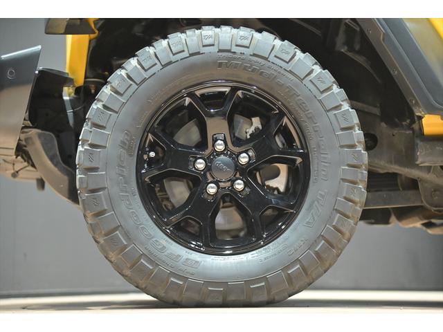 ジープ・ラングラーアンリミテッド ルビコン スカイワンタッチパワートップ 49台限定車/ヘラヤライエロー/純正電動ソフトトップ/ボンネットシールド/専用19インチAW/専用ロゴステッカー/専用デフロック機構/シートヒーター/ステアリングヒーター/BFグドリッヂMTタイヤ(17枚目)