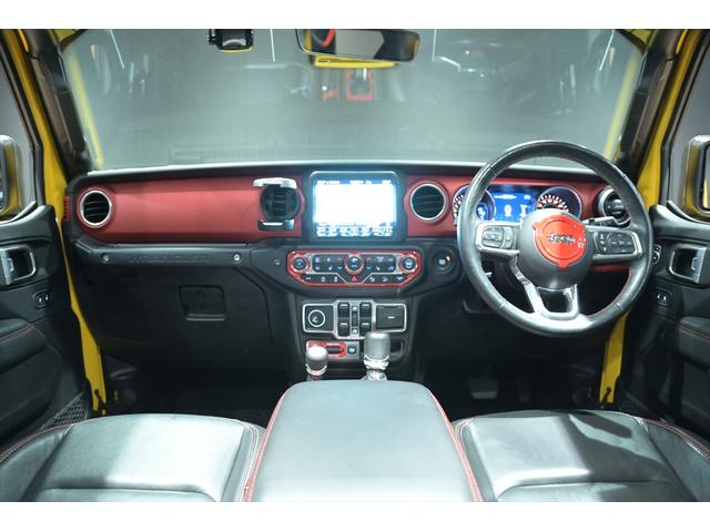 ジープ・ラングラーアンリミテッド ルビコン スカイワンタッチパワートップ 49台限定車/ヘラヤライエロー/純正電動ソフトトップ/ボンネットシールド/専用19インチAW/専用ロゴステッカー/専用デフロック機構/シートヒーター/ステアリングヒーター/BFグドリッヂMTタイヤ(23枚目)