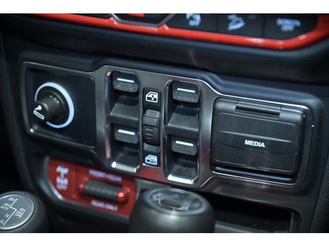 ジープ・ラングラーアンリミテッド ルビコン スカイワンタッチパワートップ 49台限定車/ヘラヤライエロー/純正電動ソフトトップ/ボンネットシールド/専用19インチAW/専用ロゴステッカー/専用デフロック機構/シートヒーター/ステアリングヒーター/BFグドリッヂMTタイヤ(51枚目)