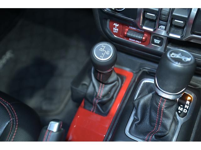 ジープ・ラングラーアンリミテッド ルビコン スカイワンタッチパワートップ 49台限定車/ヘラヤライエロー/純正電動ソフトトップ/ボンネットシールド/専用19インチAW/専用ロゴステッカー/専用デフロック機構/シートヒーター/ステアリングヒーター/BFグドリッヂMTタイヤ(55枚目)