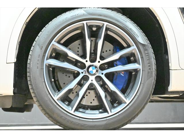 X6 M ベースグレード アルピンホワイトIII/MライトAWダブルスポ-クスタイリング611M/シ-トヒーター/LEDヘッドライト/360カメラ/ソフトクローズドア/純正20インチAW/コーナ-センサー/パワーバックドア(2枚目)