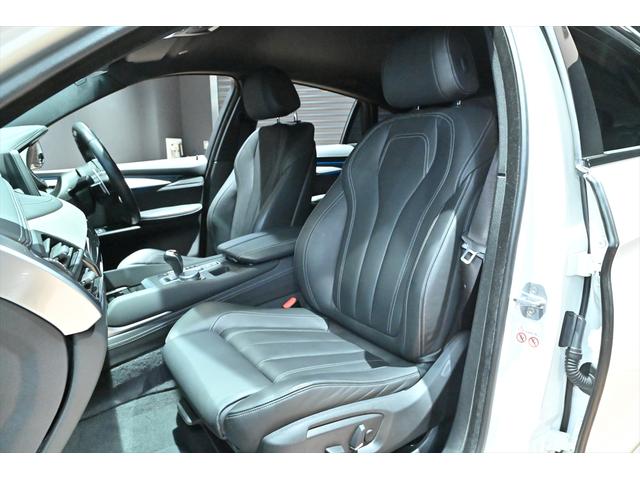 X6 M ベースグレード アルピンホワイトIII/MライトAWダブルスポ-クスタイリング611M/シ-トヒーター/LEDヘッドライト/360カメラ/ソフトクローズドア/純正20インチAW/コーナ-センサー/パワーバックドア(3枚目)