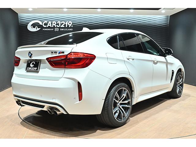 X6 M ベースグレード アルピンホワイトIII/MライトAWダブルスポ-クスタイリング611M/シ-トヒーター/LEDヘッドライト/360カメラ/ソフトクローズドア/純正20インチAW/コーナ-センサー/パワーバックドア(4枚目)