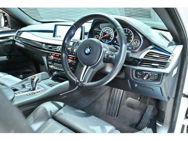 X6 M ベースグレード アルピンホワイトIII/MライトAWダブルスポ-クスタイリング611M/シ-トヒーター/LEDヘッドライト/360カメラ/ソフトクローズドア/純正20インチAW/コーナ-センサー/パワーバックドア(18枚目)