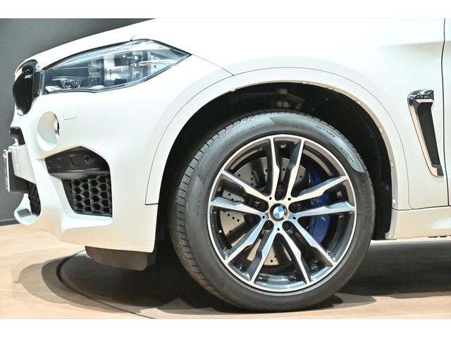 X6 M ベースグレード アルピンホワイトIII/MライトAWダブルスポ-クスタイリング611M/シ-トヒーター/LEDヘッドライト/360カメラ/ソフトクローズドア/純正20インチAW/コーナ-センサー/パワーバックドア(26枚目)