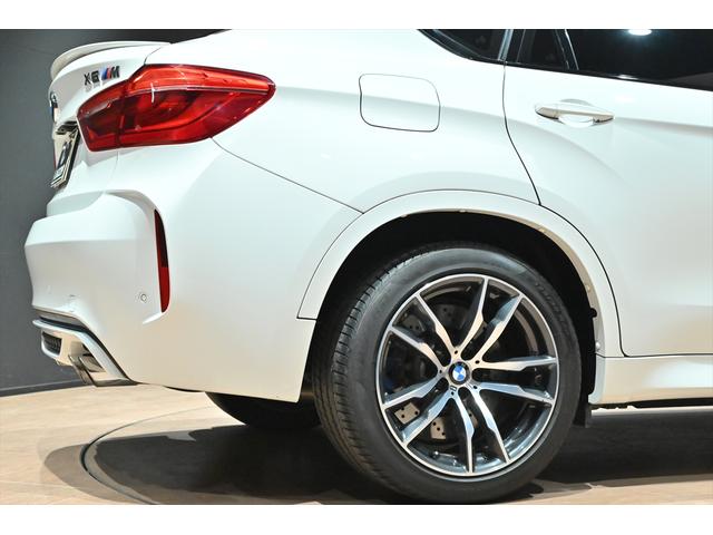 X6 M ベースグレード アルピンホワイトIII/MライトAWダブルスポ-クスタイリング611M/シ-トヒーター/LEDヘッドライト/360カメラ/ソフトクローズドア/純正20インチAW/コーナ-センサー/パワーバックドア(27枚目)