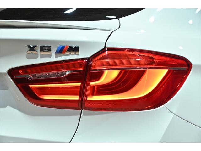 X6 M ベースグレード アルピンホワイトIII/MライトAWダブルスポ-クスタイリング611M/シ-トヒーター/LEDヘッドライト/360カメラ/ソフトクローズドア/純正20インチAW/コーナ-センサー/パワーバックドア(30枚目)