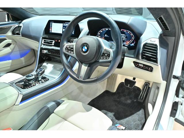 ８シリーズ Ｍ８５０ｉ　ｘＤｒｉｖｅ　グランクーペ　インディビジュアルレザー　アイボリーホワイト・ナイトブルー／アルカンターラルーフライニングナイトブルー／サンルーフ／ナイトビジョン／ＡＣＣ／ＨＵＤ／シートヒーター／シートエアコン／ＢＭＷレーザーライト（2枚目）