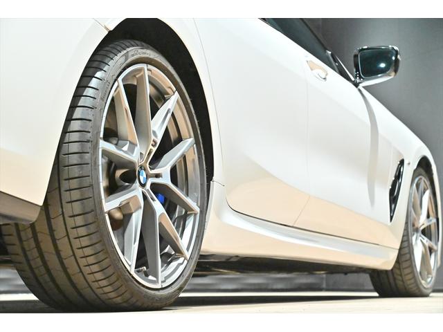 ８シリーズ Ｍ８５０ｉ　ｘＤｒｉｖｅ　グランクーペ　インディビジュアルレザー　アイボリーホワイト・ナイトブルー／アルカンターラルーフライニングナイトブルー／サンルーフ／ナイトビジョン／ＡＣＣ／ＨＵＤ／シートヒーター／シートエアコン／ＢＭＷレーザーライト（17枚目）