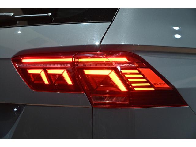 ティグアン Ｒ　専用エクステリア／クロ－ムＰＫＧ／Ｒ専用ナッパーレザーシート／ワンオ－ナ－／４ＭＯＴＩＯＮアクティブコントロール／アダプティブシャ－シコントロール／ＤＩＳＣＯＶＥＲＰＲＯ／ドルフィングレーＭ（31枚目）