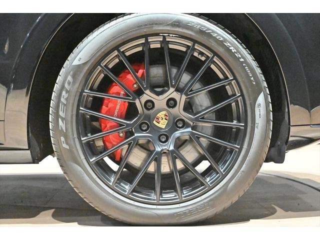 カイエンクーペ カイエンＧＴＳ　クーペ　ジェットブラックメタリック／スポーツクロノＰＫＧ／ＰＤＬＳプラス／ＢＯＳＥサウンド／２１インチＲＳスパイダーデザイン／スポーツエキゾースト／エントリードライブ／ＰＡＳＭ／アルカンターラルーフライニング（7枚目）